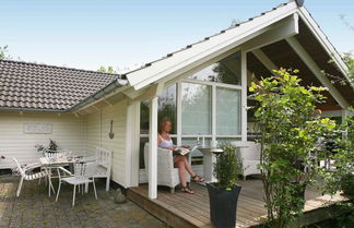 Foto 1 - 6 Person Holiday Home in Dronningmolle