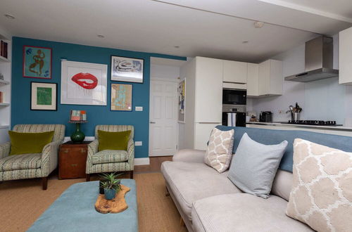 Photo 31 - Spacious 3 Bedroom in Notting Hill With Balcony