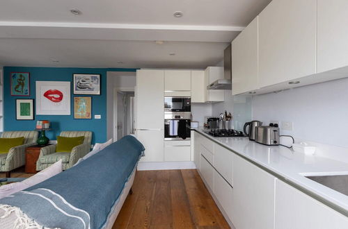 Photo 22 - Spacious 3 Bedroom in Notting Hill With Balcony