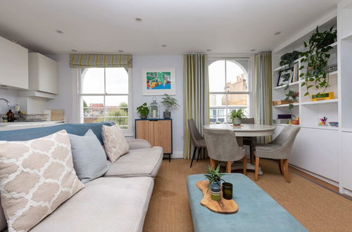 Photo 26 - Spacious 3 Bedroom in Notting Hill With Balcony