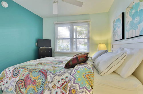 Photo 10 - Beach House Condo by Avantstay Communal Pool Gated Community Great Location Week Long Stays