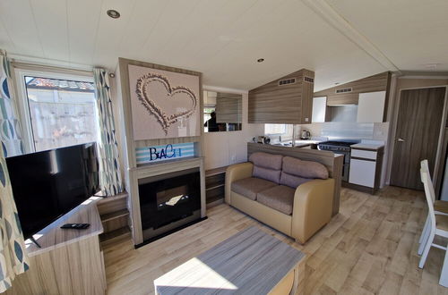 Photo 13 - Beautiful 3-bed Caravan at Rockley Park Poole