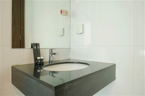 Foto 18 - Homey with Private Lift 2BR Apartment at St. Moritz Puri near Mall
