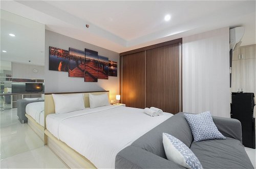 Foto 4 - Elegant and Comfy Studio Azalea Suites Apartment Cikarang