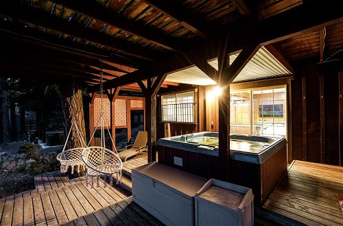Foto 14 - Horizon by Avantstay Stunning A-frame Cabin w/ Hot Tub, Billiards, Lake Views