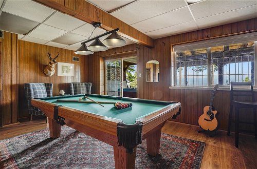 Foto 9 - Horizon by Avantstay Stunning A-frame Cabin w/ Hot Tub, Billiards, Lake Views