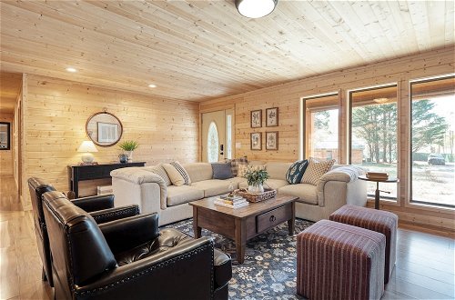Photo 19 - Sugar Cove by Avantstay Cabin by The River! w/ Hot Tub, Pool Table & Guest House