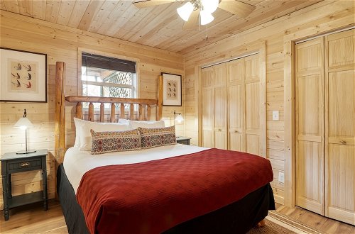 Foto 17 - Sugar Cove by Avantstay Cabin by The River! w/ Hot Tub, Pool Table & Guest House