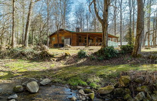 Foto 1 - Sugar Cove by Avantstay Cabin by The River! w/ Hot Tub, Pool Table & Guest House