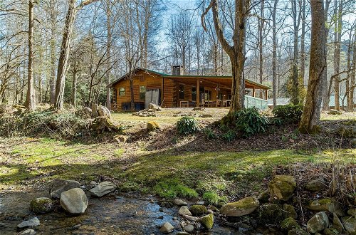 Photo 1 - Sugar Cove by Avantstay Cabin by The River! w/ Hot Tub, Pool Table & Guest House