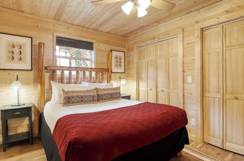 Photo 12 - Sugar Cove by Avantstay Cabin by The River! w/ Hot Tub, Pool Table & Guest House