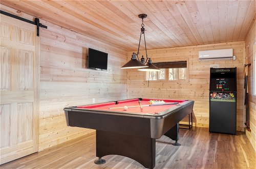 Foto 7 - Sugar Cove by Avantstay Cabin by The River! w/ Hot Tub, Pool Table & Guest House