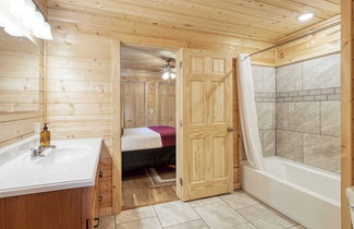 Foto 2 - Sugar Cove by Avantstay Cabin by The River! w/ Hot Tub, Pool Table & Guest House