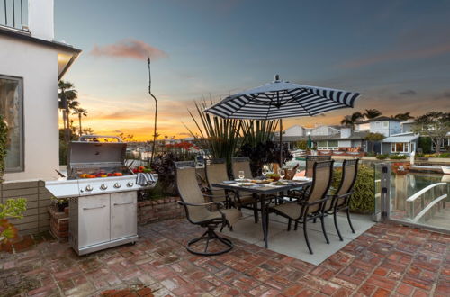 Foto 35 - Bay Breeze by Avantstay Bayfront Home w/ Fire Pit & Private Dock in Balboa Peninsula