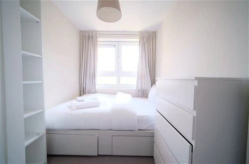 Foto 6 - Spacious 3 Bedroom Apartment in Battersea With Terrace