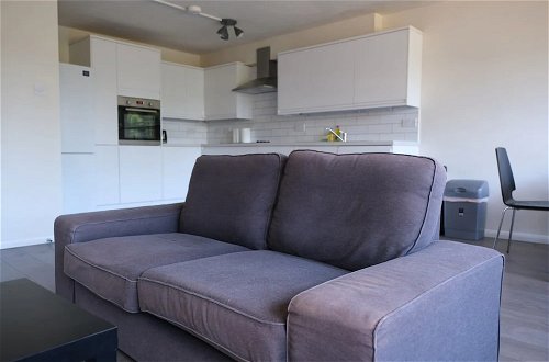 Photo 12 - Spacious 3 Bedroom Apartment in Battersea With Terrace