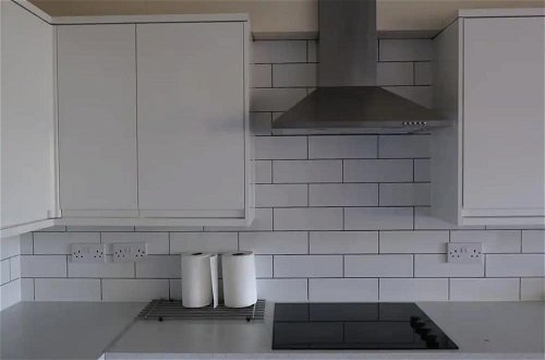 Foto 8 - Spacious 3 Bedroom Apartment in Battersea With Terrace