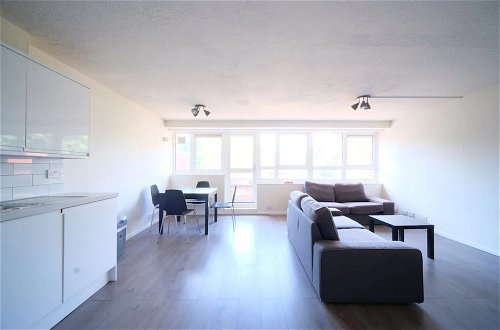 Photo 13 - Spacious 3 Bedroom Apartment in Battersea With Terrace