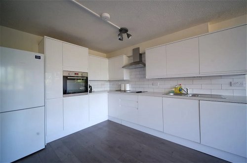 Photo 11 - Spacious 3 Bedroom Apartment in Battersea With Terrace