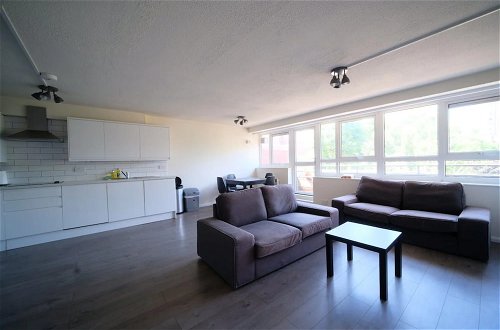 Foto 14 - Spacious 3 Bedroom Apartment in Battersea With Terrace
