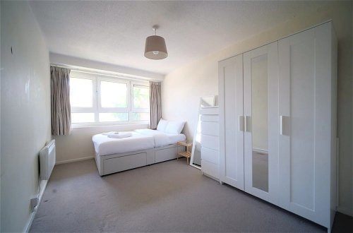 Photo 2 - Spacious 3 Bedroom Apartment in Battersea With Terrace