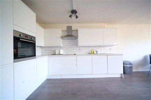 Foto 9 - Spacious 3 Bedroom Apartment in Battersea With Terrace