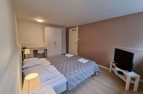 Photo 5 - Room in House - Spacious Private Room, Queen Bed, Close To Center