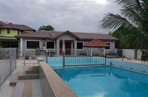 Foto 10 - Mri Homestay Sg Buloh - 3 Br House Ground Floor With Centralised Private Pool