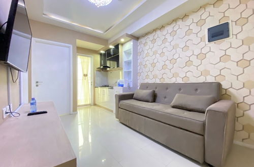 Photo 10 - Artsy 2Br Apartment At Parahyangan Residence