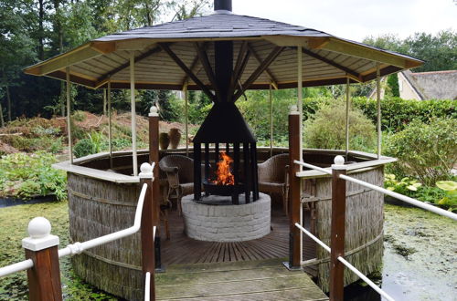 Foto 17 - Detached Bungalow With Outdoor Fireplace