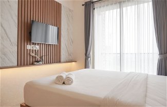 Photo 2 - Comfy And Warm Studio Room At Sky House Bsd Apartment