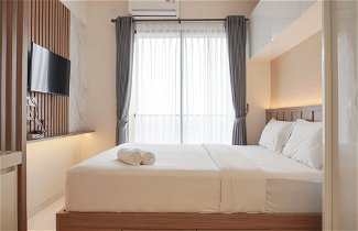 Photo 3 - Comfy And Warm Studio Room At Sky House Bsd Apartment