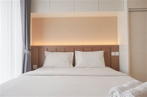 Photo 4 - Comfy And Warm Studio Room At Sky House Bsd Apartment