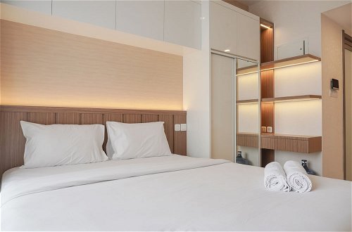 Photo 1 - Comfy And Warm Studio Room At Sky House Bsd Apartment