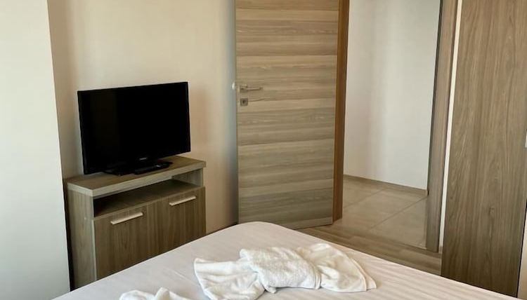Photo 1 - Infinity Summerland Apartment
