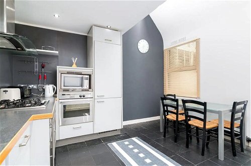 Foto 6 - Stunning Art-deco Style 2 Bedroom Apartment in Fitzrovia