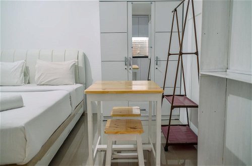 Foto 7 - Minimalist Studio Room At Urbantown Serpong Apartment