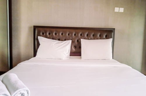 Foto 4 - Comfortable Studio Room near Airport at Skylounge Tamansari Apartment