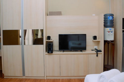 Photo 10 - Cozy Living Studio at Cosmo Terrace Apartment