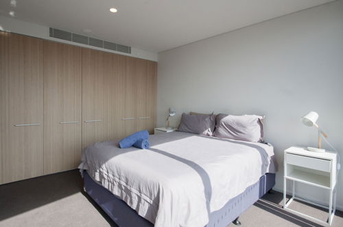 Photo 10 - Modern 2 Bedroom Potts Point Apartment