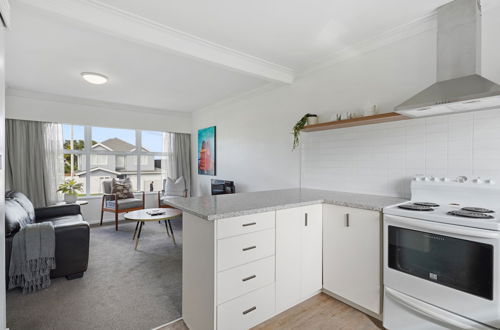 Photo 18 - Renovated Takapuna 2BR Apt - Parking