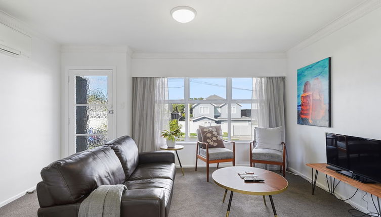 Photo 1 - Renovated Takapuna 2BR Apt - Parking