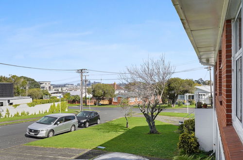 Photo 35 - Renovated Takapuna 2BR Apt - Parking