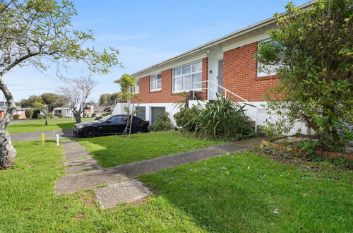 Photo 33 - Renovated Takapuna 2BR Apt - Parking