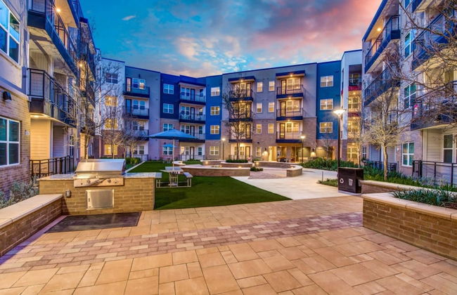 Vibrant 1BR King Suite Close to Downtown w Fast Wifi - Foto 15