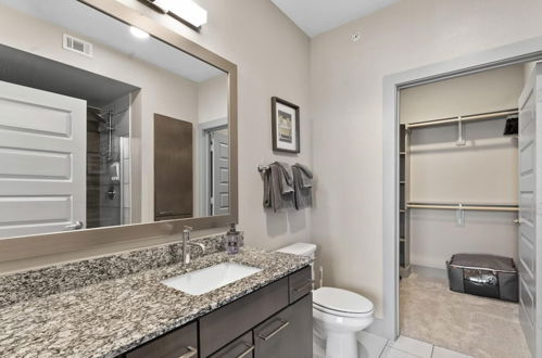 Photo 4 - Trendy 1BR King Suite Close to Downtown w Fast Wifi