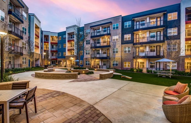 Vibrant 1BR King Suite Close to Downtown w Fast Wifi - Foto 17