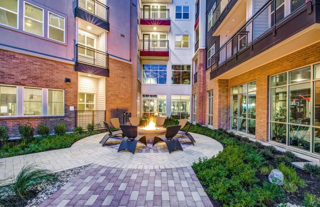 Vibrant 1BR King Suite Close to Downtown w Fast Wifi - Foto 21