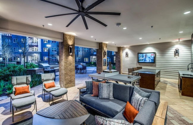 Vibrant 1BR King Suite Close to Downtown w Fast Wifi - Foto 16