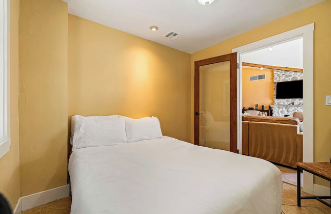 Dandelion by Avantstay Pool, 0.2mi to Downtown! - Foto 28